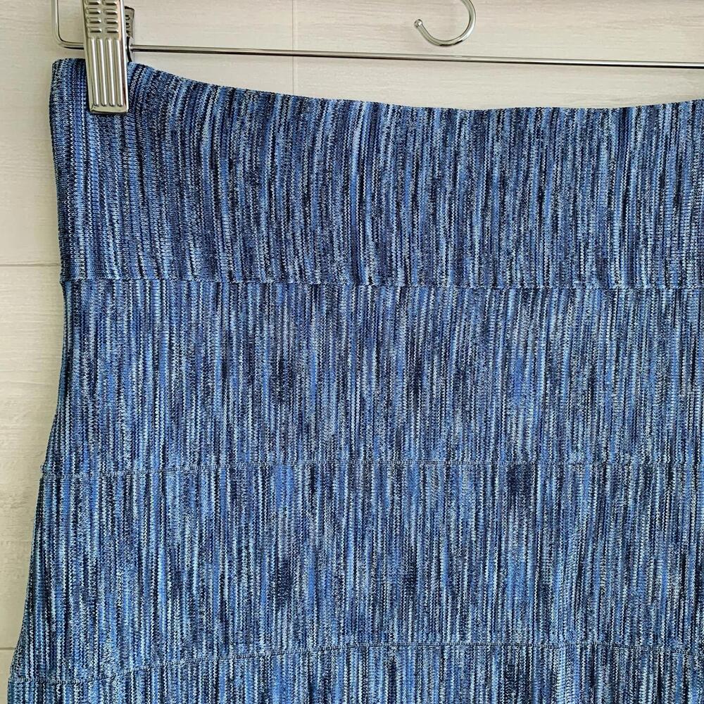BCBG Max Azria - Blue variegated knit stretch mini skirt, M - Picture 2 of 6